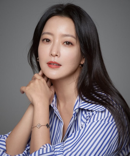 김희선 金喜善  Kim Hee-seon 출생 1977년 6월 11일 (44세)[1]... 