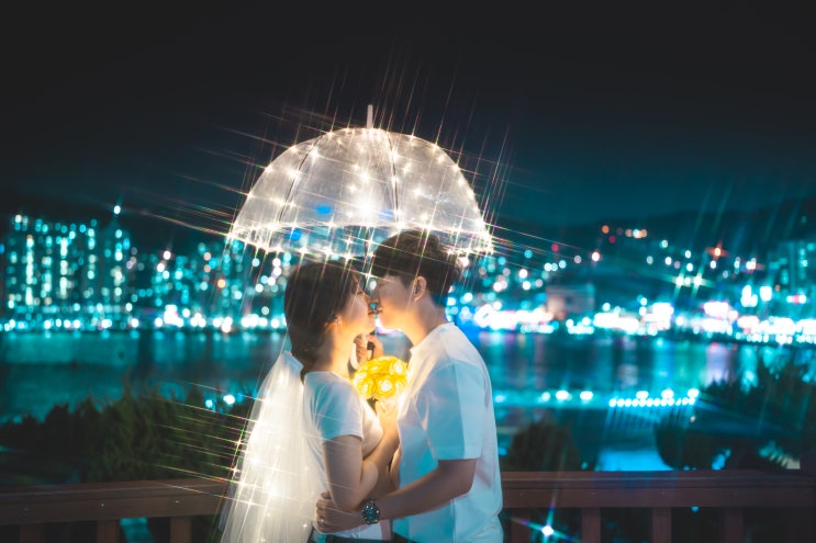  부산이색데이트 부산웨딩스냅 송도해수욕장 야간스냅촬영 밝히는 사람들