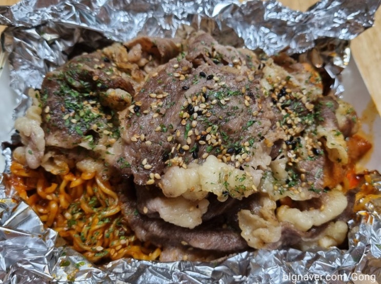  차돌박이가 올라가는 치킨-시골촌닭구이