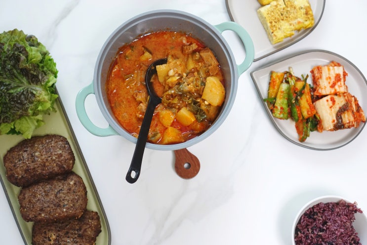더반찬& 집에서 맛보는 이달의맛집 일호식 떡갈비와 심방골주부 돼지짜글이