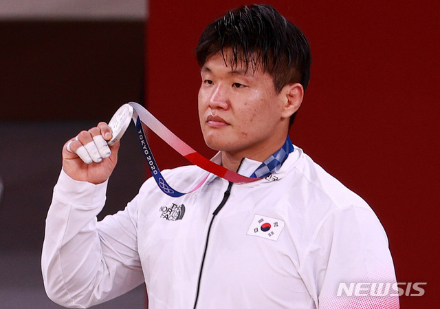 [도쿄2020]유도 조구함, 값진 은메달…배드민턴은 메달 확보