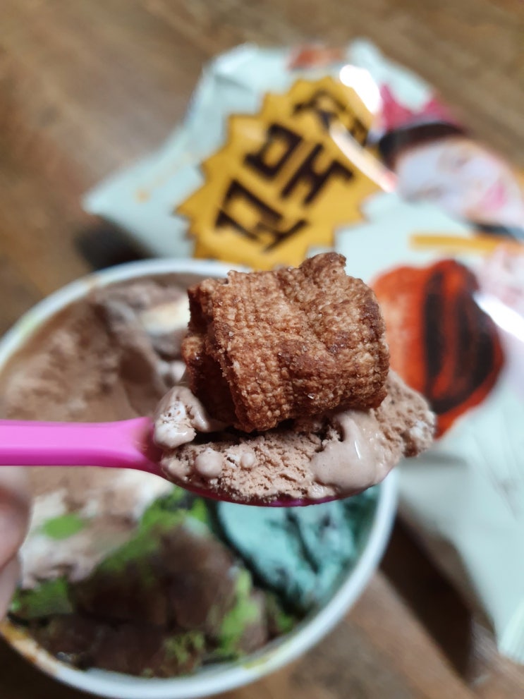 [간식리뷰] 초코츄러스맛 꼬북칩이 콕콕 박혀있는 배스킨라빈스 8월 한정 이달의 맛 아이스 꼬북칩 ICE TURTLE CHIP 신메뉴 추천/가격/칼로리/맛/솔직후기