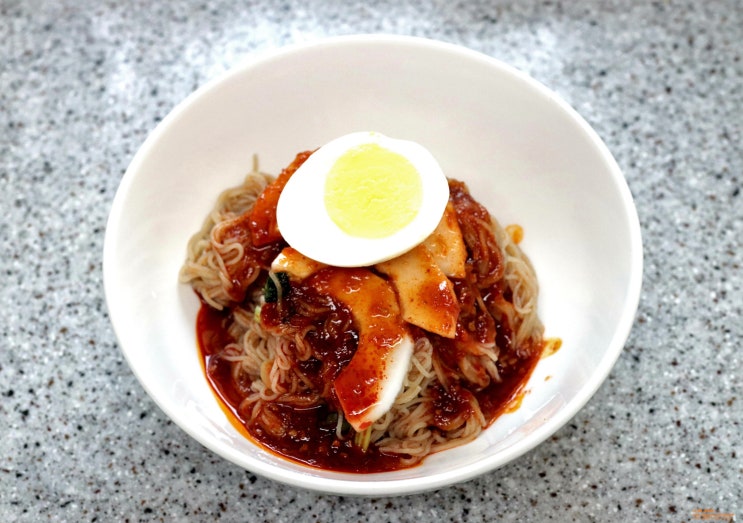  농심 둥지냉면 비빔냉면에 참외 올려먹기