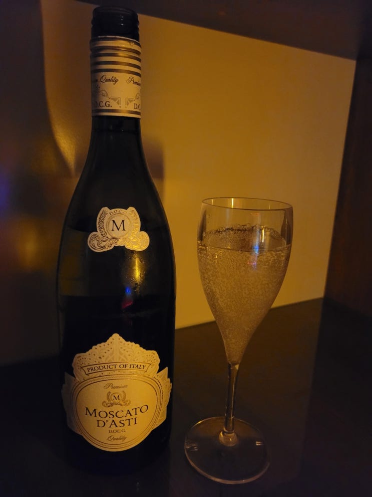  오늘의 와인 #프리미엄 엠 모스카토 다스티 #M Moscato d'asti #이마트트레이더스 #스파클링 화이트와인 #white wine #화이트와인 추천 #와인 추천