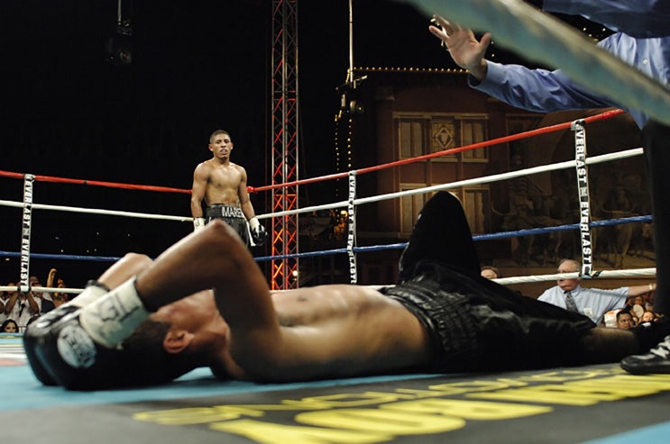  Knock out 뜻 한방에 이미지로 기억하기 - Knock out  ~를 나가떨어지게 하다. 격투기에서 K.O 시키다. ~을 깊은 인상을 주다. 지칠 때까지 맘대로 하다.