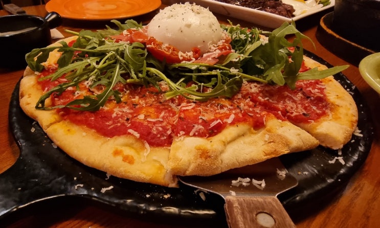  강남역맛집 어글리스토브 부라타피자 참 맛있네요.