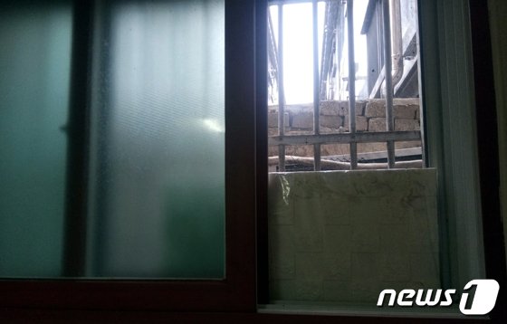반지하 원룸서 선풍기 하나로 버티는 폭염…취약 가정의 여름 반지하 원룸서 선풍기 하나로 버티는 폭염…취약 가정의 여름