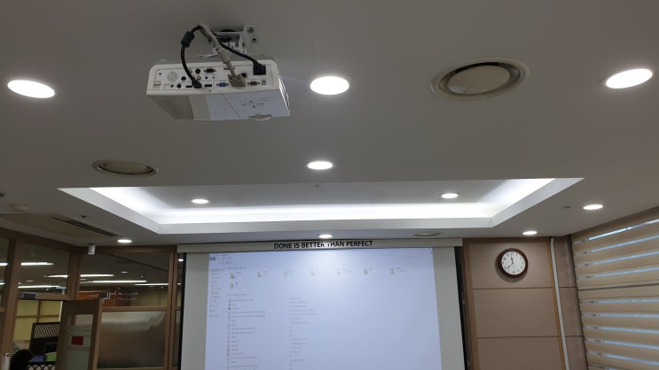  영등포구 여의도 회사에 영상 회의용빔프로젝터 전동스크린 설치