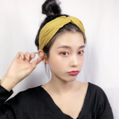 요즘 인기있는 무지 꼬임 새틴 머리띠 넓은 헤어밴드 4컬러 좋아요 요즘 인기있는 무지 꼬임 새틴 머리띠 넓은 헤어밴드 4컬러 좋아요
