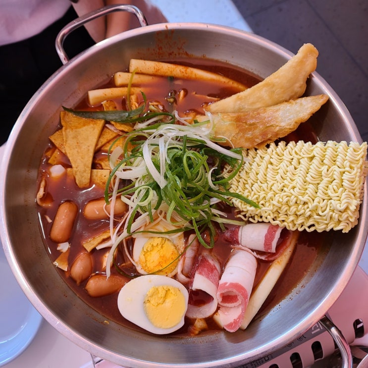  점심메뉴는 즉석떡볶이, 저녁메뉴는 스테이크와 파스타