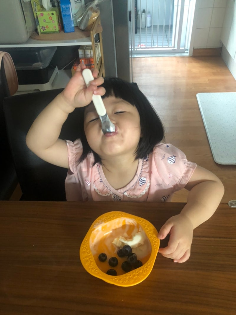 [생후 860일 ~863일 아기와 나] 아기 아이스크림 먹는 시기/아기 율동&블록놀이/스타벅스 미니 콜라보 리유저블컵/마신 떡볶이 배달/전화일본어 등록/똠양쌀국수