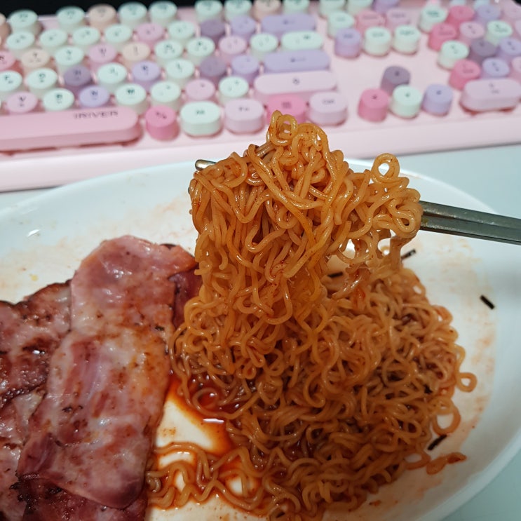  삼양비빔면과 베이컨 짠짠 땡기는날 꿀조합
