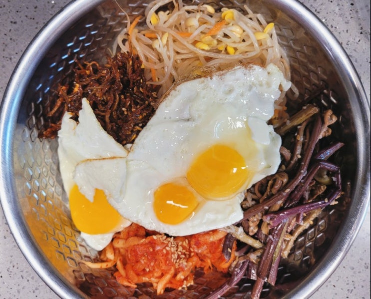 멸치넣은 양푼비빔밥은 역시 맛있다