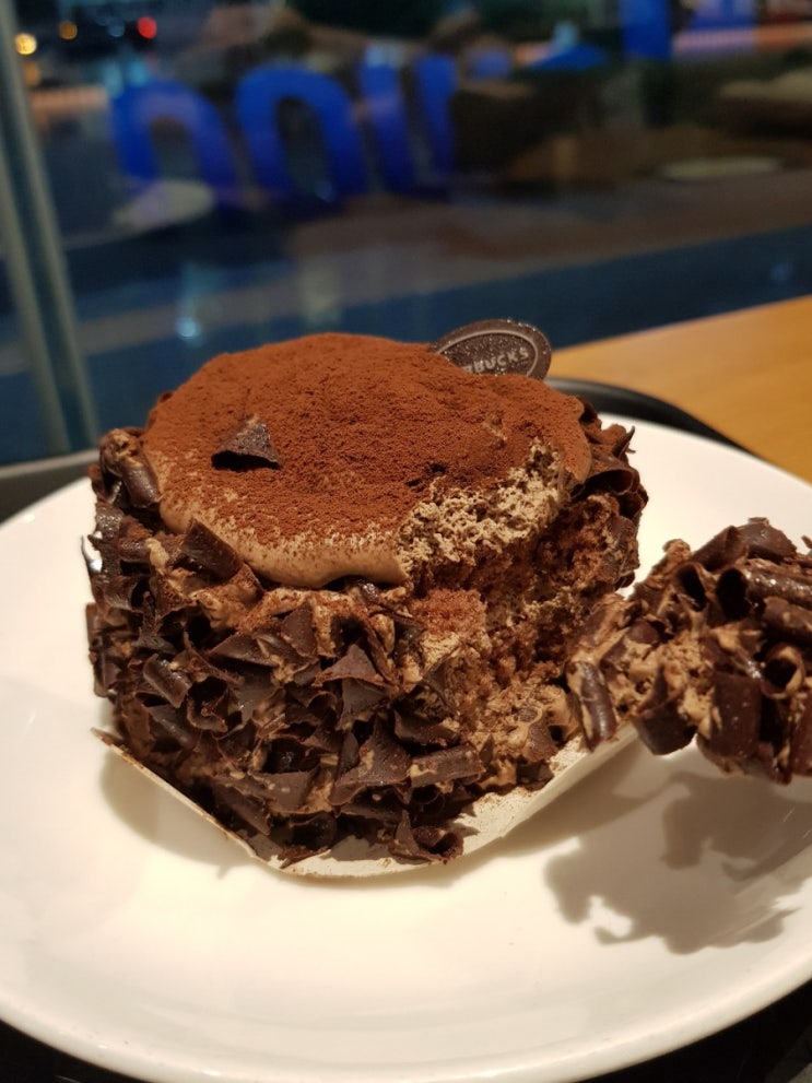  노원역 스타벅스 더 촉촉 초콜릿 생크림 케이크 추천해요!