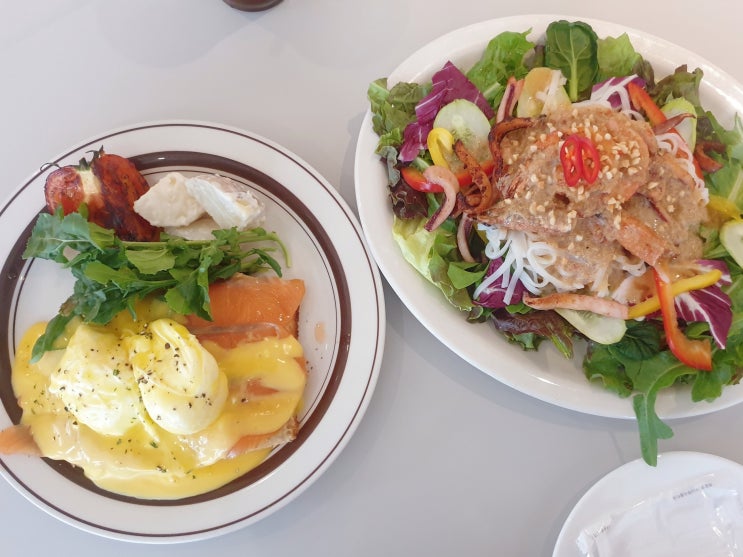  압구정로데오맛집 오아시스(OASIS) 청담 브런치 웨이팅 에그베네딕트 샐러드