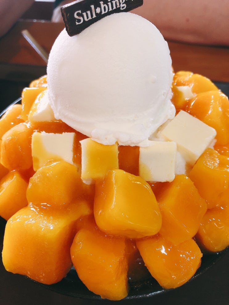 애플망고치즈설빙 먹고 싶어서 메뉴판도 안보고 결정
