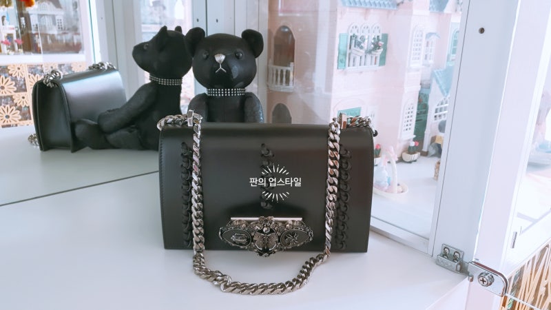알렉산더 맥퀸(Alexander McQueen) 매장에서 알렉산더맥퀸가방(Bag) 쇼핑하기 -SHOPPING 업스타일-