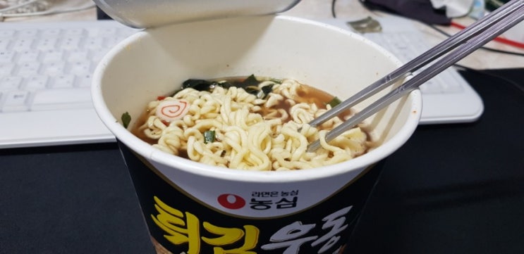아침은 간단하게 튀김우동 사발면으로 해결 아침은 간단하게 튀김우동 사발면으로 해결
