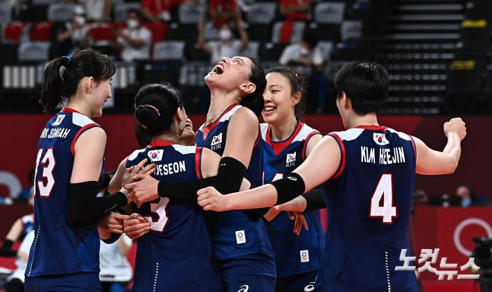 김연경이 식빵 언니인 이유. '연경 언니 이대로 보낼 수 없어' 4강행 죽을 힘 보탠 동생들 [지금 도쿄올림픽]