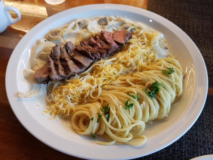  [홍대 맛집] 가성비 좋고 맛있는 스테이크 파스타 "이플로네의 하루"