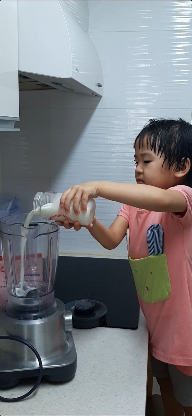 4살 아이도 쉽게 하는 어린이 간식 냉동딸기 스무디 만드는 법