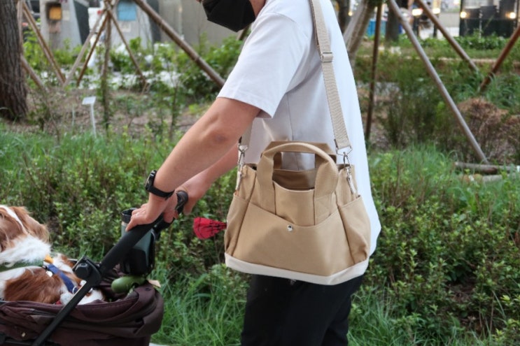  산책가방 수납공간 넉넉하고 가벼워요.