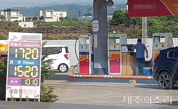 ‘기름값 폭등’ 제주 3년만에 휘발유 1ℓ 1700원 넘어 ‘기름값 폭등’ 제주 3년만에 휘발유 1ℓ 1700원 넘어
