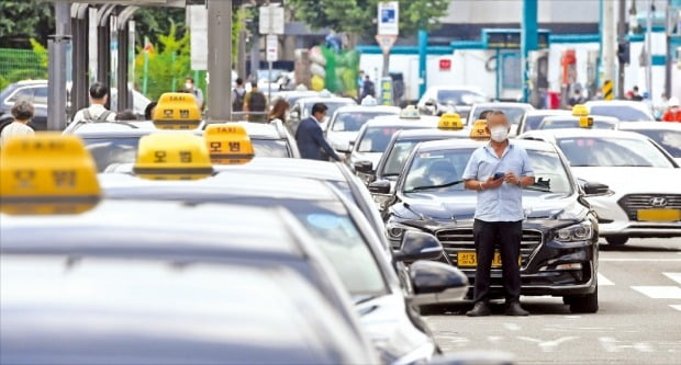 택시들 "승객 기다릴 땐 에어컨 끈다"…폭염에 무슨 일?