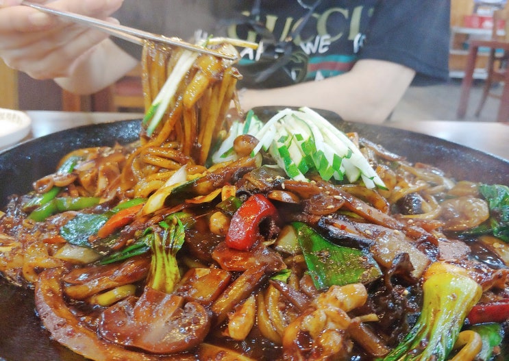  불맛 끝내주는 전설의 철판볶음짜장!