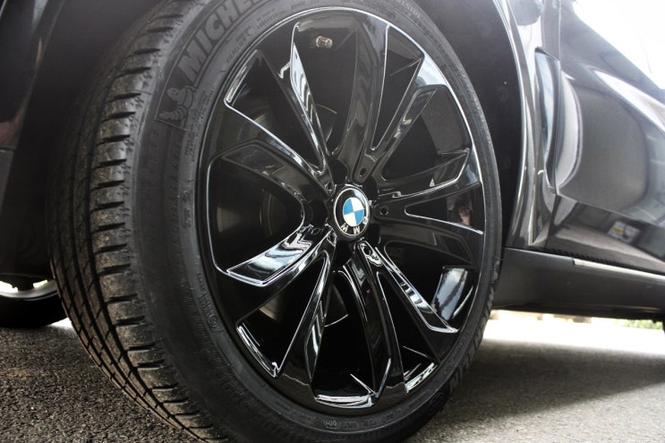 BMW X5 휠 상처 수리 후 블랙유광 휠도색