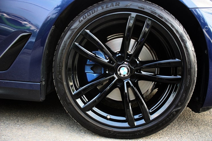  BMW 5시리즈 647M 휠 상처 수리 후 블랙유광 휠도색