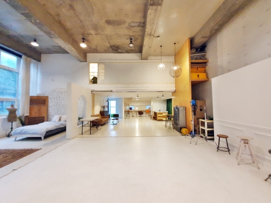  강남 논현동 1 ~ 2 층 연층사용 / 자연채광 지상 스튜디오 최적화 임대 매물 / 층고 5M / 주차 2대