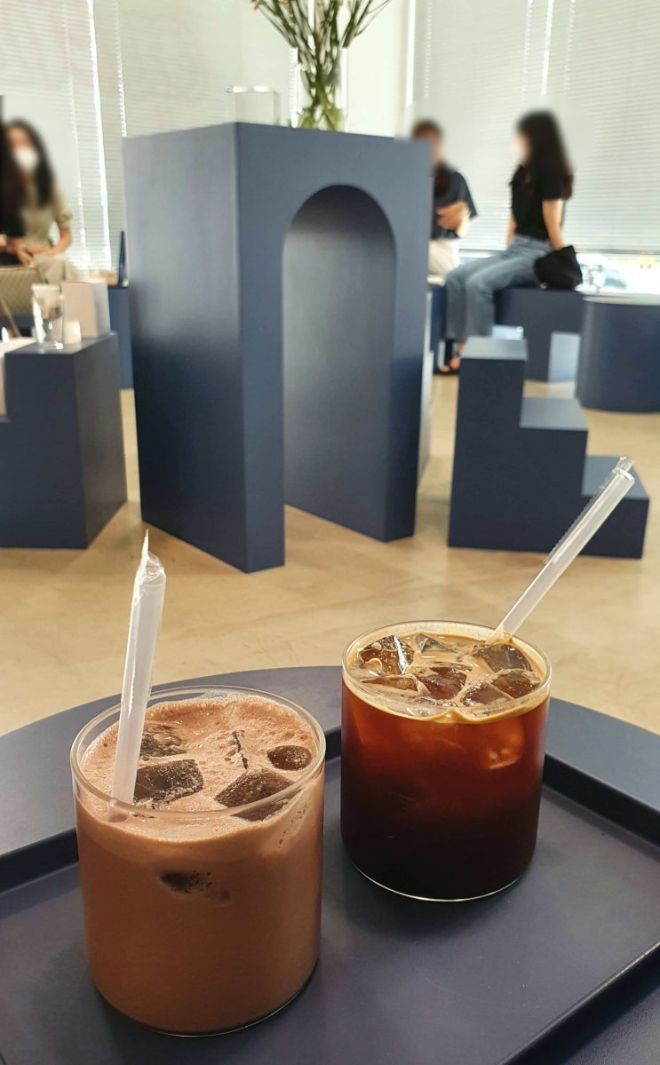  삼각지 힙한 카페 '쿼츠' / 분위기 좋은 카페, 데이트 코스 용산 카페