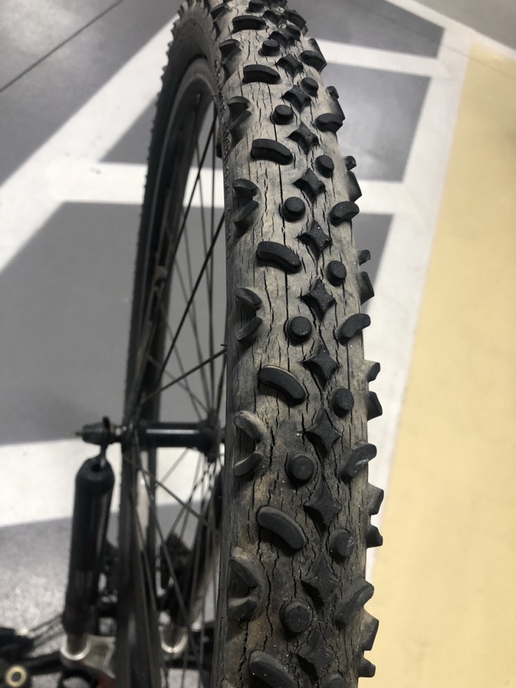  자전거 타이어 처음 교체해보다. MTB 타이어를 도로용 타이어로!!