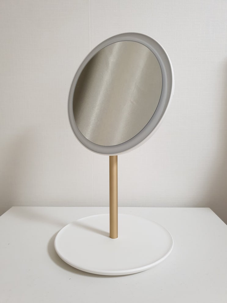 [미니멀리스트의 물건] MORUN 모런 LED 여행용 탁상용 휴대용 화이트 거울 (52번) - 1년 넘게 쓴 내돈내산 후기