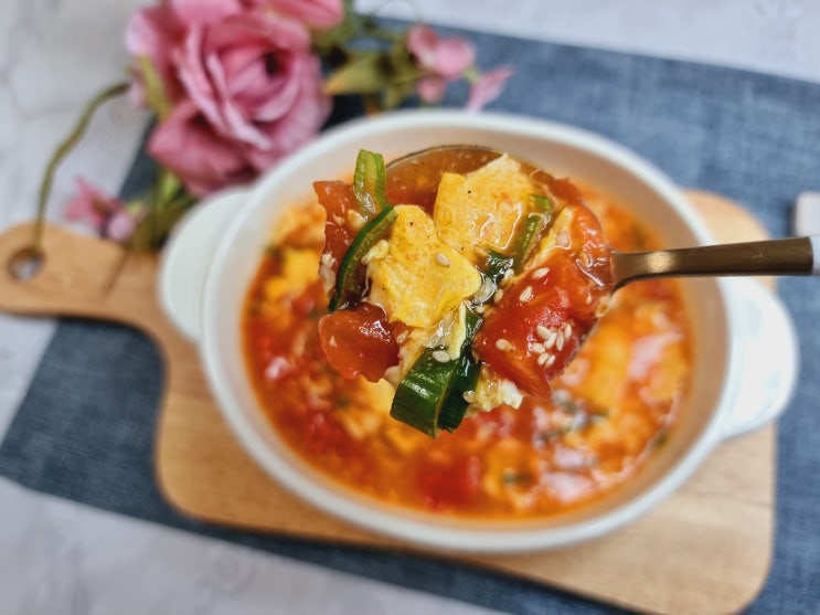  감칠맛 나게 끓여낸 초간단 토마토계란탕 만들기