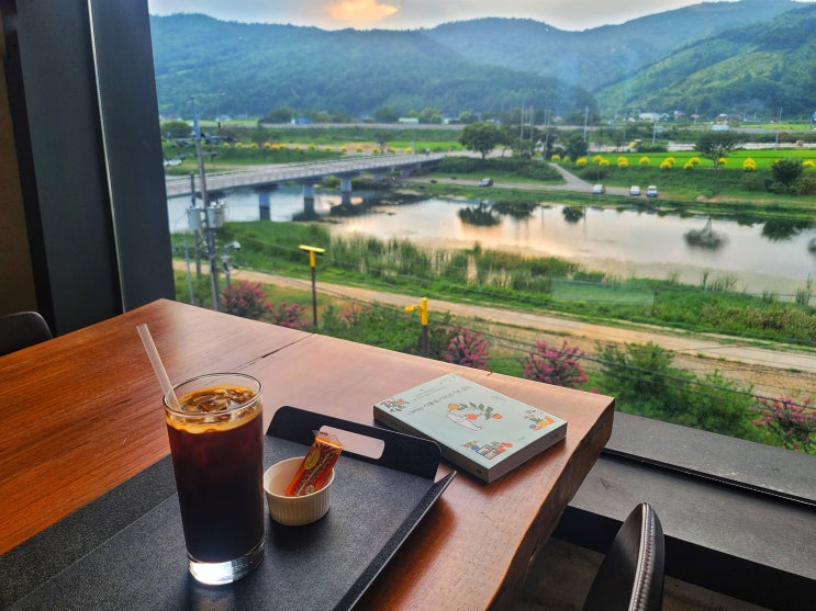 [장성] 사면 통유리로 황룡강을 내려다볼 수 있는 뷰맛집 오피먼트 카페