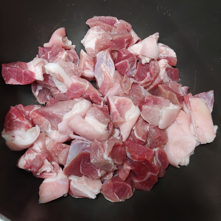 수육하려고 사온 돼지고기를 숭덩숭덩 썰어 푹 끓인 김치찌개