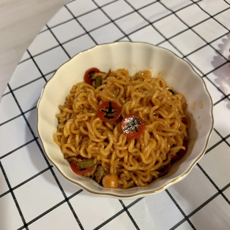  신라면 볶음면 빠져드는 매운맛 칼로리 및 영양정보 후기까지!