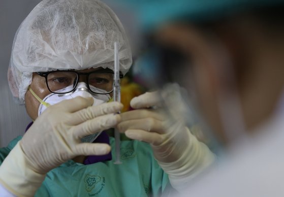 "코로나 감염자 '침' 팝니다"…태국서 보험금 노린 황당 감염