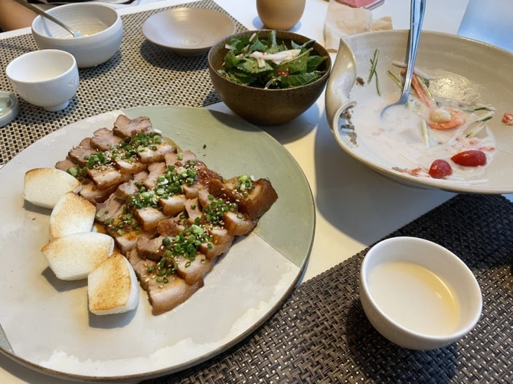  [연남동 한식주점&막걸리 리뷰] 더다믐 | 한식과 함께하는 프리미엄 막걸리, 증류수 / 홍대 연남동 전통주 술집 / 한식 비스트로 (마늘연저육찜, 오미자화채) & 유자 막걸리