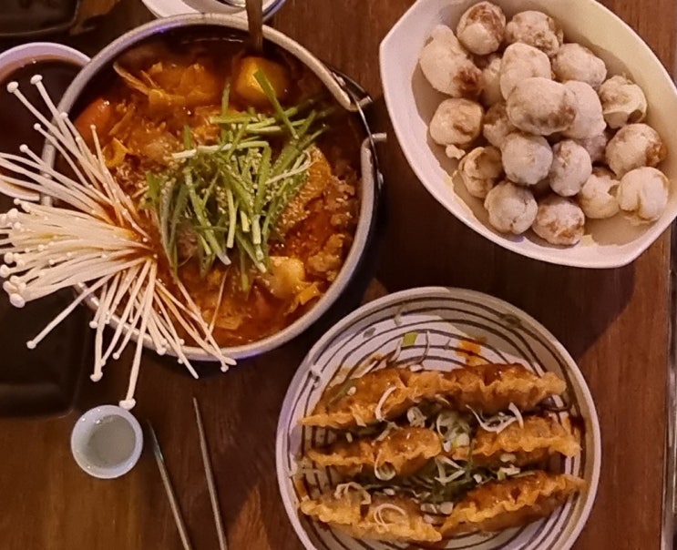  연남동술집 란콰이진 홍콩분위기 인테리어 숨은 맛집 찾았네요.