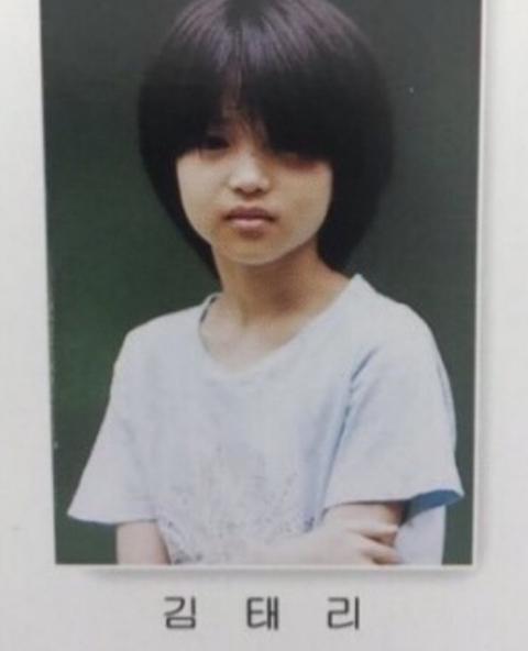  졸업사진 두 장으로 공포영화 서사 뚝딱