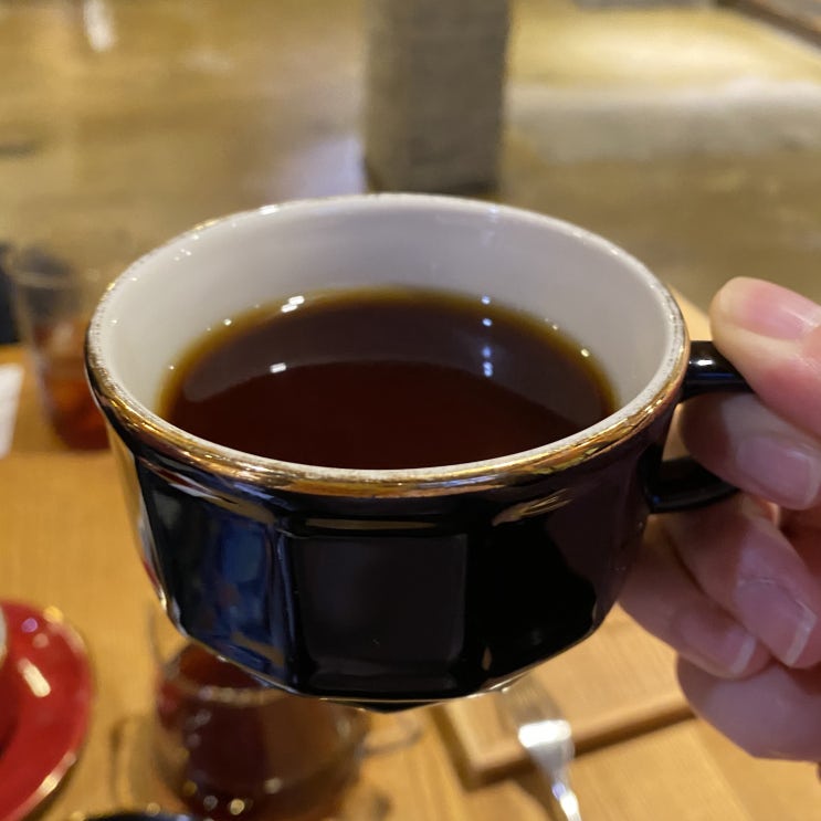 부산 모모스 커피에서 커피 한잔