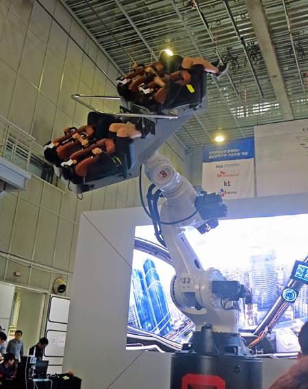  실감 나는 VR 놀이기구.