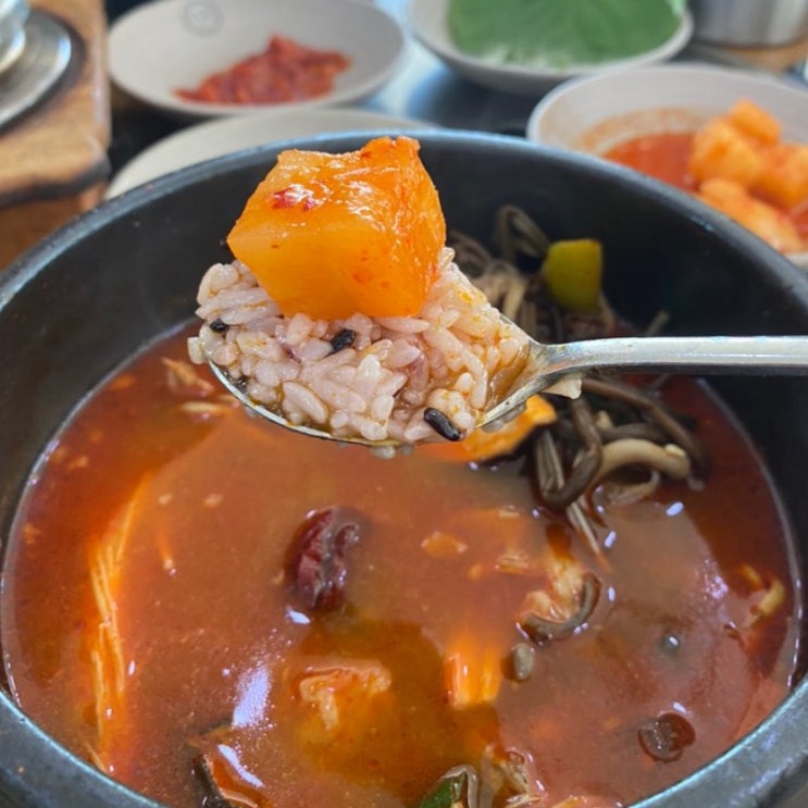  전주 두거리우신탕 야들야들한 소고기와 다양한 버섯들의 조합