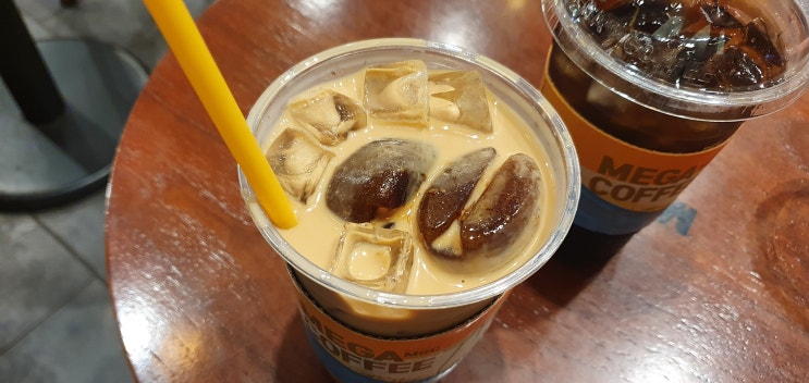 메가커피 콜드브루 디카페인 아인슈페너 오랫동안 진핫맛의 큐브라떼 칼로리 알기 메가커피 콜드브루 디카페인 아인슈페너 오랫동안 진핫맛의 큐브라떼 칼로리 알기