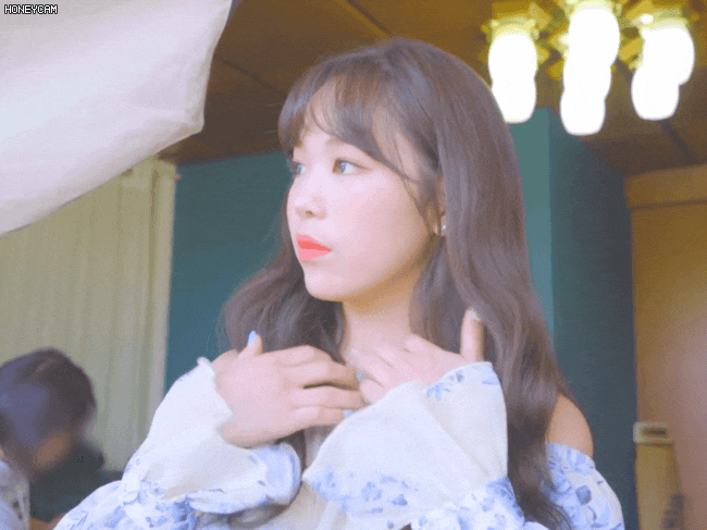  촬영준비하는 에이프릴 레이첼