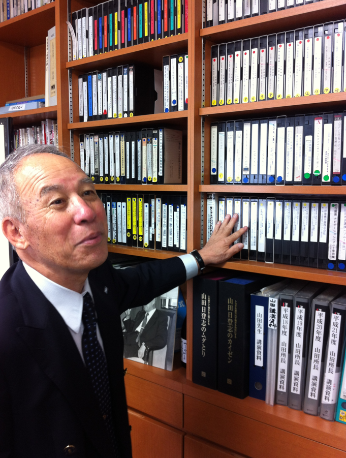 일본 제조혁신의 한 획을 긋다. 낭비제거(ムダとり)가 대표어인 야마다 히토시(山田日登志)선생을 만나다. 일본 제조혁신의 한 획을 긋다. 낭비제거(ムダとり)가 대표어인 야마다 히토시(山田日登志)선생을 만나다.