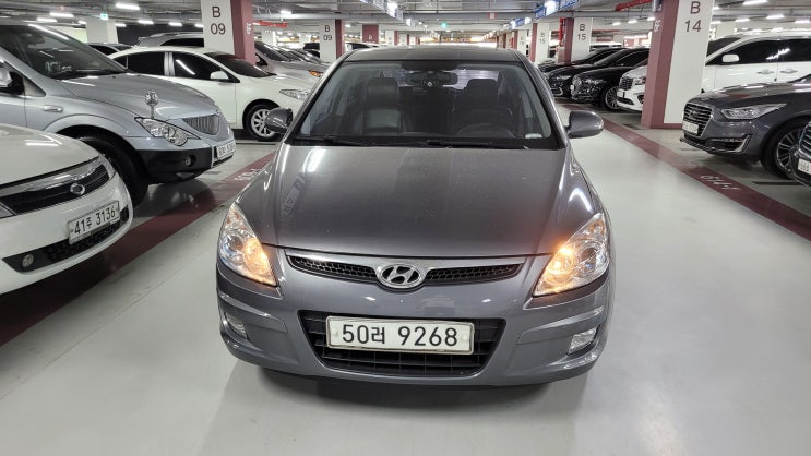  [I30 중고차수출] 2009년 I30 럭셔리 등급에 썬루프가 있는 다크그레이색상의 모델을 매입했습니다.